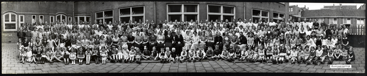 29248 Groepsportret van de leerlingen en het personeel van de Ned. Hervormde Burgerschool voor meisjes (Domplein 5) te ...